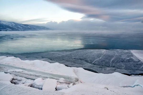 Pole tlak ledu zamrzlé jezero Bajkal. Západ slunce — Stock fotografie