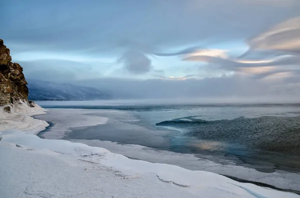冰封的贝加尔湖上的冰丘和岩石的田野。日落 — 图库照片