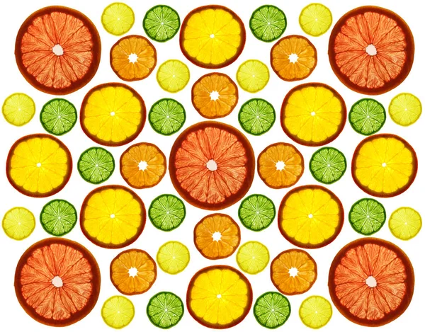 Transparência em fatias de frutas coloridas no fundo branco. Anéis de toranja, limão, tangerina e laranja — Fotografia de Stock