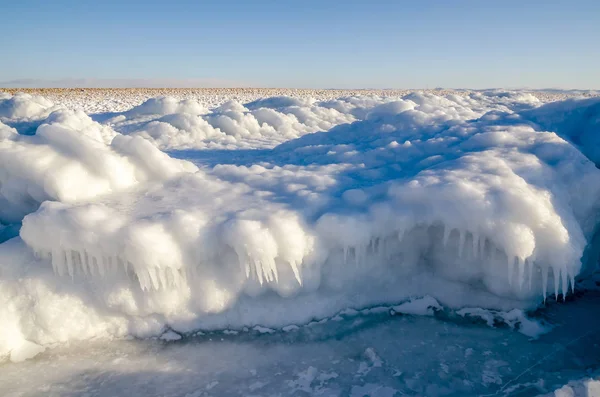 Lake Baikal in winter. Ice-covered cliffs with beautiful huge icicles — Stock Photo, Image