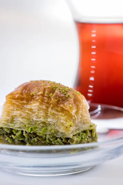 Fıstıklı ve Türk fincan çay beyaz zemin üzerine baklava — Stok fotoğraf