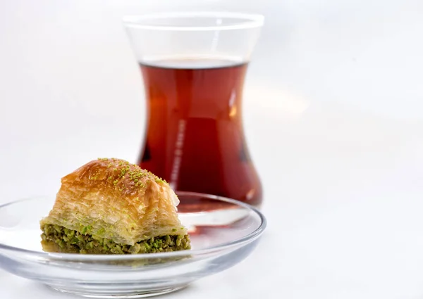 Baklava avec pistache et tasse de thé turque sur fond blanc — Photo