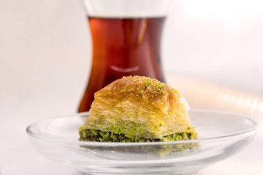 Fıstıklı ve Türk fincan çay beyaz zemin üzerine baklava