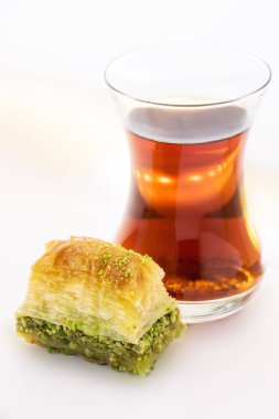 Fıstıklı ve Türk fincan çay beyaz zemin üzerine baklava