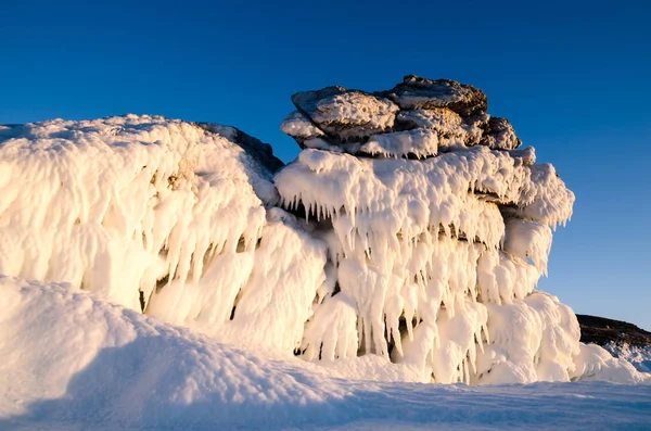 Lodowy smok z mrożonych rock, fantastyczne zimowy krajobraz, zbliżenie — Zdjęcie stockowe
