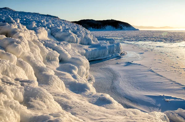 Jezioro Bajkał w zimie. Lodowe klify z pięknymi ogromnymi soplami lodu — Zdjęcie stockowe