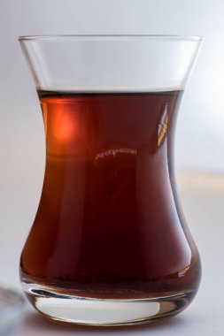 Geleneksel cam üzerinde beyaz izole Türk çayı