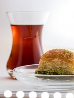 Fıstıklı ve Türk fincan çay beyaz zemin üzerine baklava