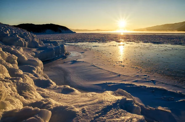 Gelo flutua sobre a água de nevoeiro no lago Baikal e colina. Pôr do sol — Fotografia de Stock