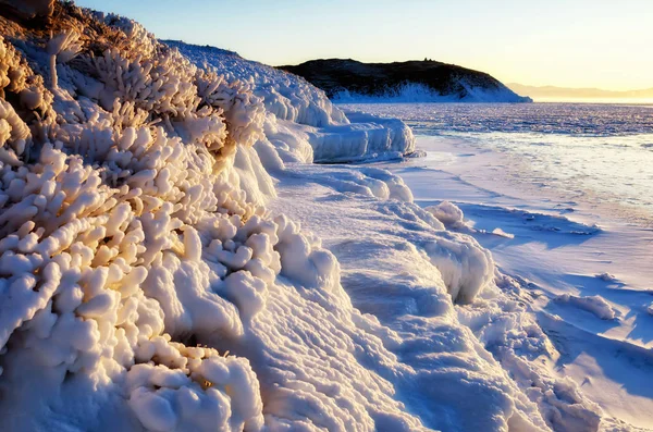 Témpanos de hielo flotando en el agua de niebla en el lago Baikal y la colina. Puesta de sol — Foto de Stock