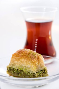 Fıstıklı ve Türk fincan çay beyaz zemin üzerine baklava
