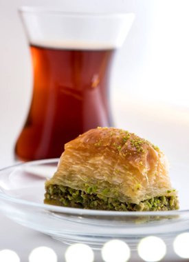 Fıstıklı ve Türk fincan çay beyaz zemin üzerine baklava