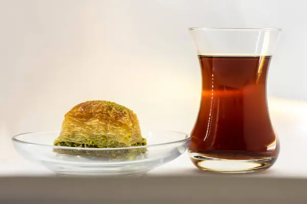 Baklava avec pistache et tasse de thé turque sur fond blanc — Photo
