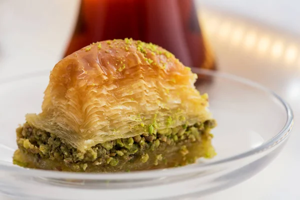 Baklava con pistacho y taza de té turco sobre un fondo blanco — Foto de Stock