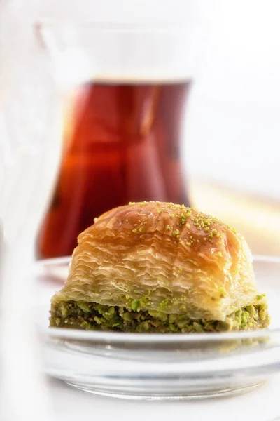 Baklava con pistacho y taza de té turco sobre un fondo blanco — Foto de Stock