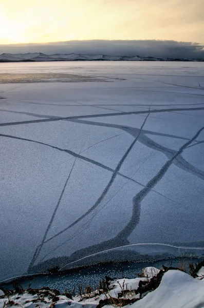 Vista acima grande lago congelado bonito e montanha no inverno, lago Baikal, Rússia — Fotografia de Stock