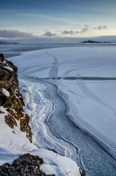 겨울에는 크고 얼어붙은 호수 와산 위를 바라봄, 러시아 바이칼호 — 스톡 사진