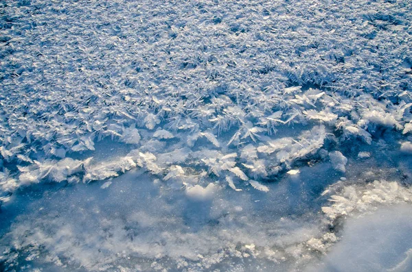 Textura de gelo no fundo azul — Fotografia de Stock