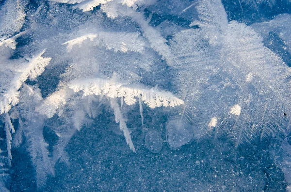 Textur von Eis auf blauem Hintergrund — Stockfoto