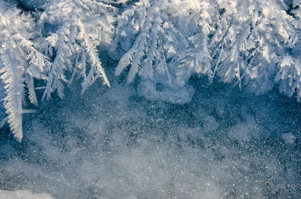 Texture di ghiaccio su sfondo blu — Foto Stock