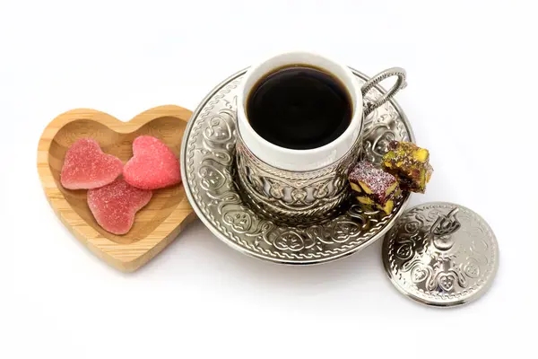Tasse turque traditionnelle et assiette en bois avec bonbons coeur pour la Saint-Valentin et lukum — Photo
