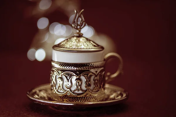 Café turc traditionnel dans une tasse en métal traditionnel sur fond brun avec bokeh — Photo