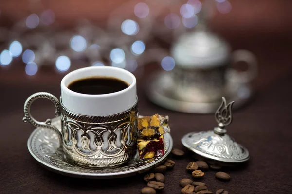 Café turc traditionnel dans une tasse en métal traditionnel sur fond brun avec bokeh — Photo