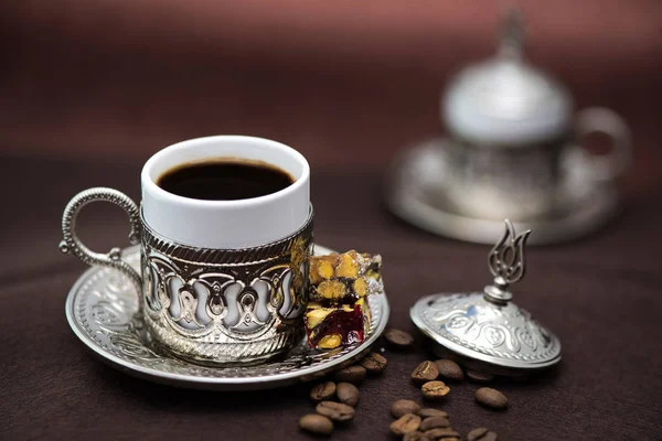 Café turc traditionnel dans une tasse en métal traditionnel sur fond brun — Photo
