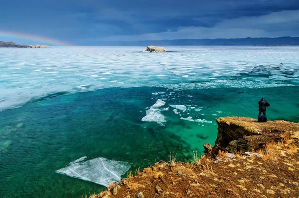 Vista por encima de gran hermoso lago Baikal con témpanos de hielo flotando en el agua y mens espalda está tomando fotos, Rusia —  Fotos de Stock