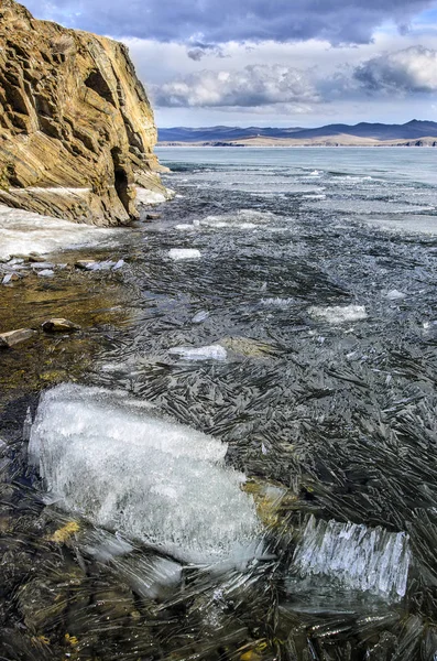 Zvětšeny nad velké krásné jezero Bajkal se ledové kry plovoucí na vodě, Rusko — Stock fotografie