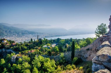 Güzel görünümü yukarıdan şehir ve kale. Türkiye'nin manzara. Eski kale duvarına.