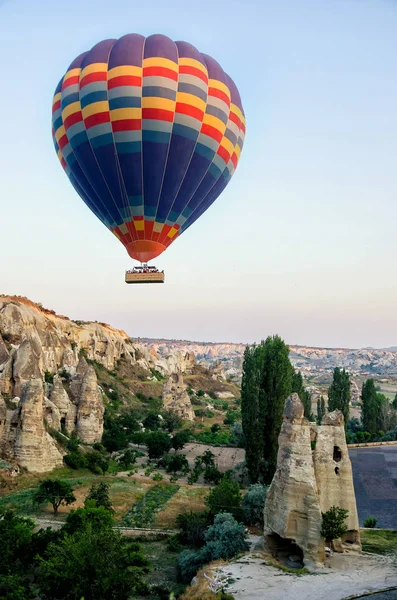 Hőlégballon repül át a szikla táj Cappadocia Törökország — Stock Fotó