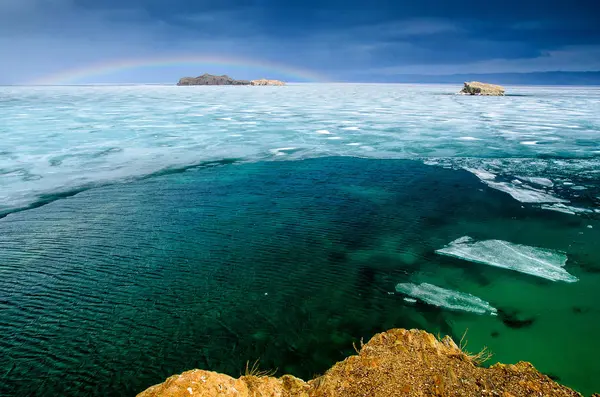 Vista por encima de gran hermoso lago Baikal con témpanos de hielo flotando en el agua, Rusia — Foto de Stock