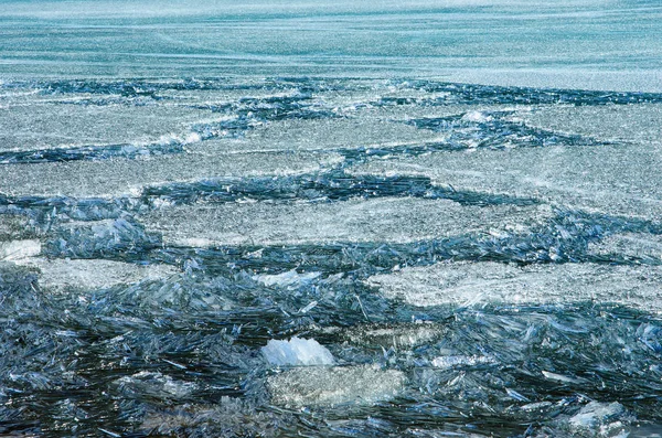Muster von Sommereis und Schnee schmelzen Wasserbecken auf Eis des Baikalsees — Stockfoto
