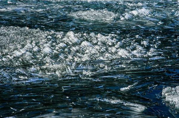 贝加尔湖冰上夏季冰雪融水池的模式 — 图库照片