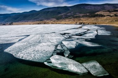Buzlar su, Rusya yüzen ile büyük güzel Deniz Baykal görüntülemek