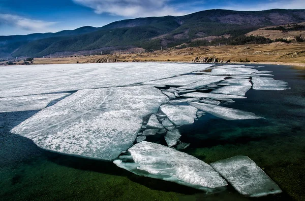 Zvětšeny nad velké krásné jezero Bajkal se ledové kry plovoucí na vodě, Rusko — Stock fotografie