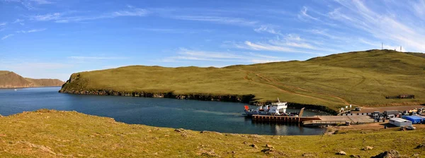 ทะเลสาบไบคอลในฤดูร้อน มุมมองด้านบนของ Strait Olkhonskie Vorota และเรือเฟอร์รี่โดยสารปกติไปยังเกาะ Olkhon — ภาพถ่ายสต็อก