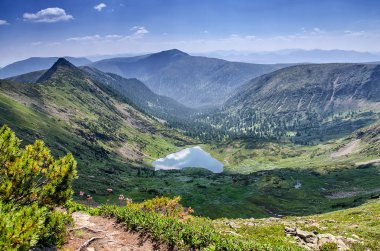 Güzel dağlar peyzaj kalbindeki sakin bir göl üzerinde