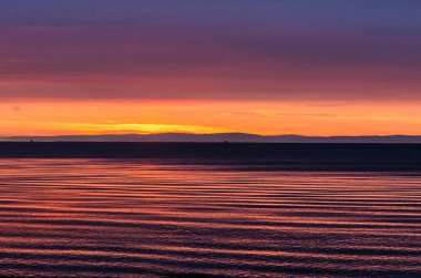 Dağ Gölü üzerinde güzel kırmızı günbatımı