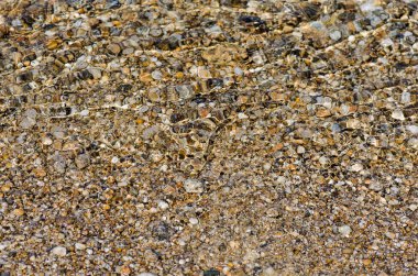 çakıl taşları içine temiz su