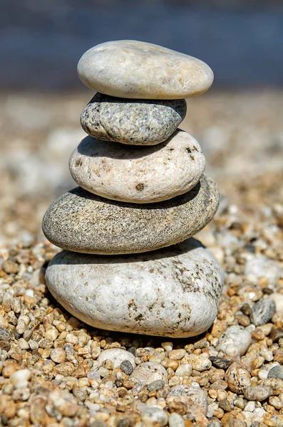 Piramit renkli çakıl. Rock Zen deniz arka planda. Uyum ve denge kavramı. — Stok fotoğraf