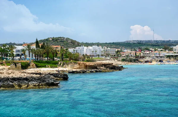 O panorama das falésias rochosas na costa ao lado de Ayia Napa, Chipre . — Fotografia de Stock