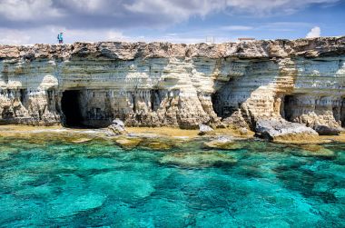 Cavo greco cape deniz mağaraları. Ayia napa, Kıbrıs erkeklerle