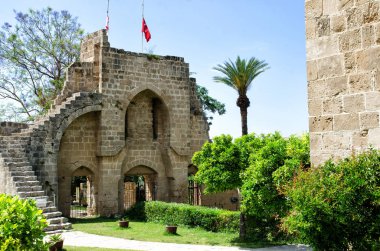 Girne, Kıbrıs - 14 Mayıs 2014: Kuzey Kıbrıs Bellapais Manastırı kalıntıları. Bellapais Manastırı düzenli kanunları tarafından inşa edilmiş bir manastır harabe olduğunu