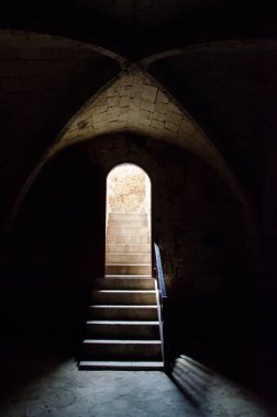 Bellapais Abbey kemerli ve kapı ile Kıbrıs, Girne, May14, 2014 iç Hıristiyan kilise
