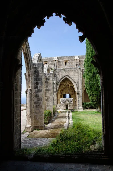 Арка и колонны в аббатстве Беллапайс. Кирении. Кипр — стоковое фото