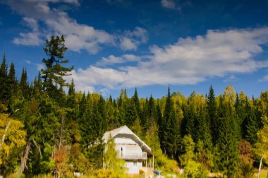 dağ, gökyüzü ve parlak turuncu, sarı ve yeşil tonları suda sonbahar günü sabah erken yansıtacak.