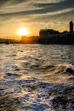 Istanbul 'un dalga deniz gökyüzü günbatımı