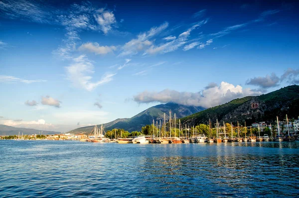 Yat Limanı mavi gökyüzü günbatımı açık renkli, tatil tarih kavramı Yatlar liman tatil